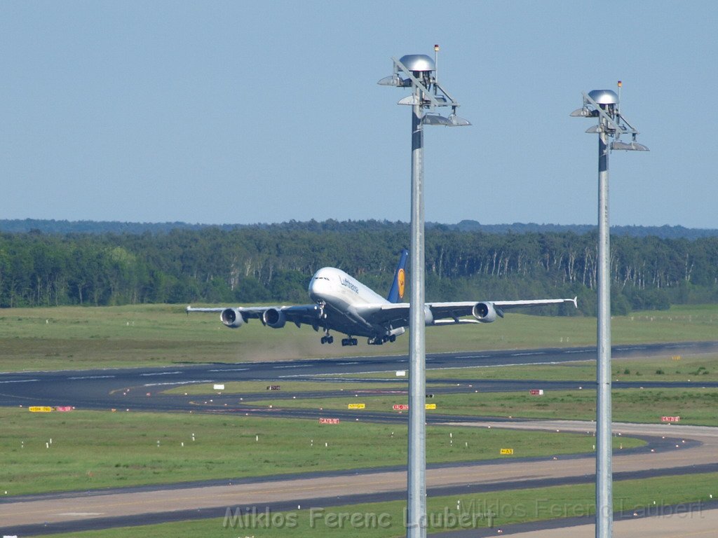 Lufthansa Airbus A 380 zu Besuch Flughafen Koeln Bonn P086.JPG